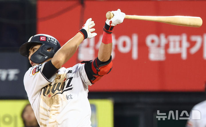 [수원=뉴시스] 황준선 기자 = 9일 경기도 수원케이티위즈파크에서 열린 2024 KBO 포스트시즌 준플레이오프 4차전 LG 트윈스와 kt 위즈의 경기, 연장 11회 말 2사 만루 상황 kt 심우준이 끝내기 안타를 치고 있다. 2024.10.09. hwang@newsis.com