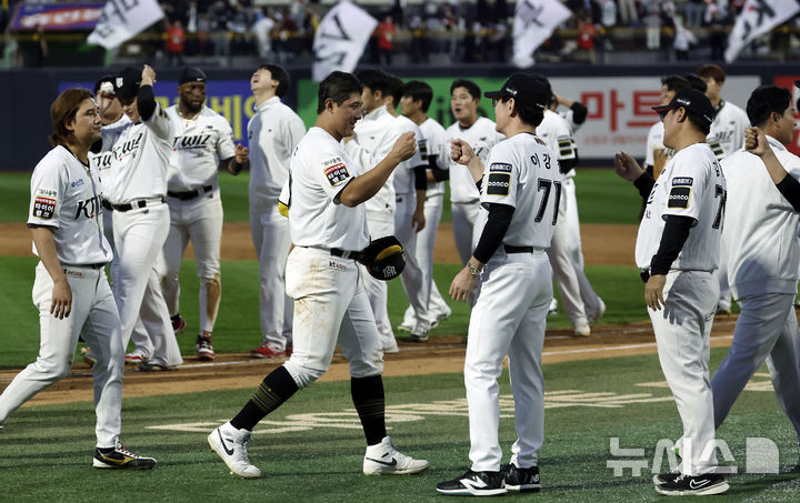 [수원=뉴시스] 최동준 기자 = 9일 경기도 수원케이티위즈파크에서 열린 2024 KBO 포스트시즌 준플레이오프 4차전 LG 트윈스와 kt 위즈의 경기에서 6-5로 승리한 kt 이강철 감독과 선수들이 하이파이브하고 있다. 2024.10.09. photocdj@newsis.com