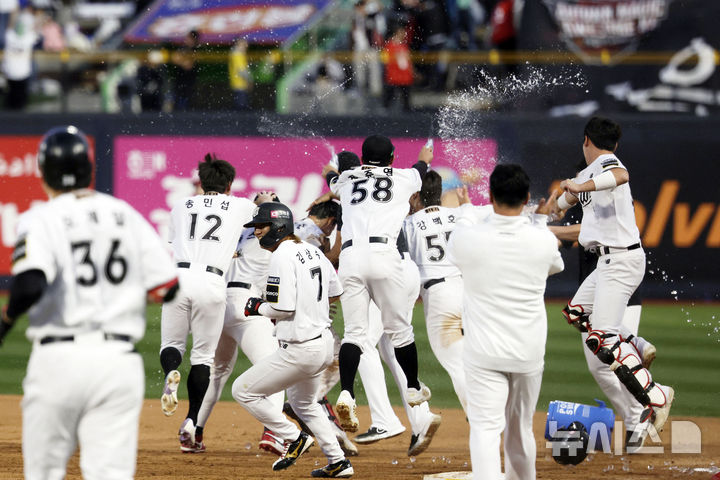 [수원=뉴시스] 최동준 기자 = 9일 경기도 수원케이티위즈파크에서 열린 2024 KBO 포스트시즌 준플레이오프 4차전 LG 트윈스와 kt 위즈의 경기에서 kt가 6-5로 승리했다. kt 선수들이 끝내기 안타를 친 심우준과 기뻐하고 있다. 2024.10.09. photocdj@newsis.com