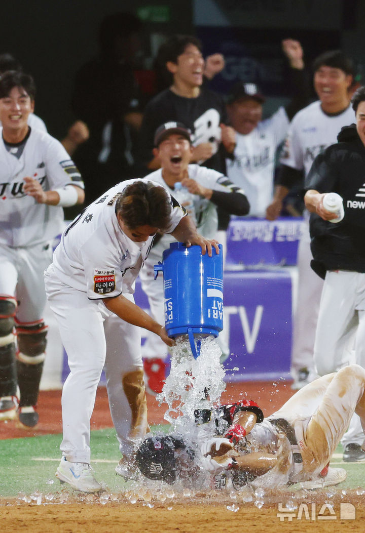 [수원=뉴시스] 전신 기자 = 9일 경기도 수원케이티위즈파크에서 열린 2024 KBO 포스트시즌 준플레이오프 4차전 LG 트윈스와 kt 위즈의 경기에서 연장 11회말 2사 만루 kt 심우준이 끝내기 안타로 6-5 승리를 확정 지은 뒤 동료 선수들로부터 축하를 받고 있다. 2024.10.09. photo1006@newsis.com