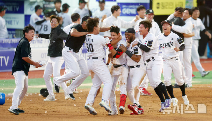 [수원=뉴시스] 전신 기자 = 9일 경기도 수원케이티위즈파크에서 열린 2024 KBO 포스트시즌 준플레이오프 4차전 LG 트윈스와 kt 위즈의 경기에서 연장 11회말 2사 만루 kt 심우준이 끝내기 안타로 6-5 승리를 확정 지은 뒤 동료 선수들로부터 축하를 받고 있다. 2024.10.09. photo1006@newsis.com