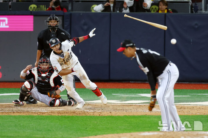 [수원=뉴시스] 전신 기자 = 9일 경기도 수원케이티위즈파크에서 열린 2024 KBO 포스트시즌 준플레이오프 4차전 LG 트윈스와 kt 위즈의 경기에서 연장 11회말 2사 만루 kt 심우준이 끝내기 안타를 치고 있다. 2024.10.09. photo1006@newsis.com