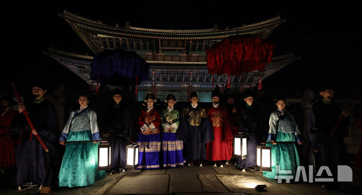 [서울=뉴시스] 김선웅 기자 = 9일 서울 종로구 경복궁에서 열린 궁중문화축전에서 '왕가의 산책' 궁중복식 퍼레이드가 펼쳐지고 있다.  국가유산청 궁능유적본부와 국가유산진흥원은 9일부터 13일까지 서울 4대 고궁(경복궁·창덕궁·창경궁·덕수궁)에서 2024 가을 궁중문화축전을 개최한다. 올해로 10주년을 맞은 궁중문화축전은 고궁에서 다양한 전통문화를 즐길 수 있는 국내 최대 문화유산 축제다. 2024.10.09. mangusta@newsis.com