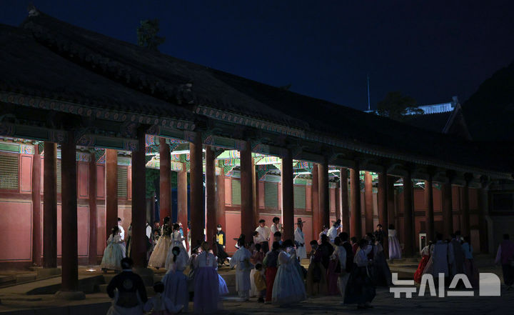 [서울=뉴시스] 김선웅 기자 = 9일 서울 종로구 경복궁에서 열린 궁중문화축전에 참여한 시민들이 한복을 입고 경복궁의 야경을 관람하고 있다.  국가유산청 궁능유적본부와 국가유산진흥원은 9일부터 13일까지 서울 4대 고궁(경복궁·창덕궁·창경궁·덕수궁)에서 2024 가을 궁중문화축전을 개최한다. 올해로 10주년을 맞은 궁중문화축전은 고궁에서 다양한 전통문화를 즐길 수 있는 국내 최대 문화유산 축제다. 2024.10.09. mangusta@newsis.com