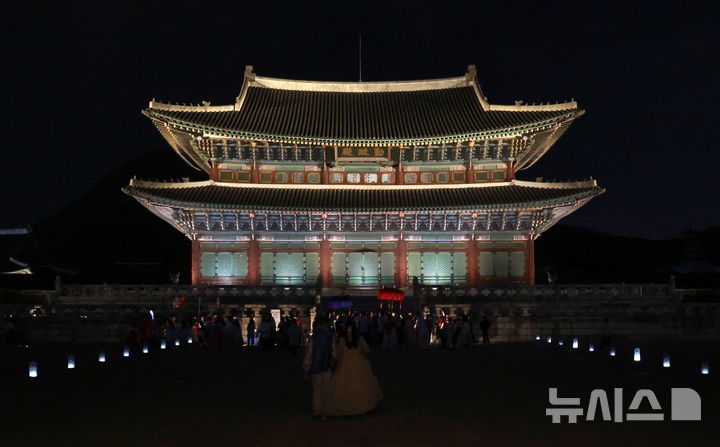 [서울=뉴시스] 김선웅 기자 = 9일 서울 종로구 경복궁에서 열린 궁중문화축전에 참여한 시민들이 한복을 입고 경복궁의 야경을 관람하고 있다.  국가유산청 궁능유적본부와 국가유산진흥원은 9일부터 13일까지 서울 4대 고궁(경복궁·창덕궁·창경궁·덕수궁)에서 2024 가을 궁중문화축전을 개최한다. 올해로 10주년을 맞은 궁중문화축전은 고궁에서 다양한 전통문화를 즐길 수 있는 국내 최대 문화유산 축제다. 2024.10.09. mangusta@newsis.com