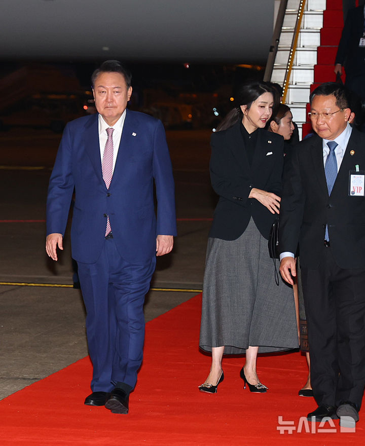 [비엔티안=뉴시스] 최진석 기자 = 아세안(ASEAN·동남아시아국가연합) 정상회의 참석차 라오스를 방문한 윤석열 대통령과 부인 김건희 여사가 9일(현지시각) 비엔티안 왓타이 국제공항에 도착해 차량으로 향하고 있다. 2024.10.09. myjs@newsis.com