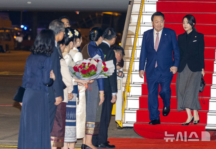 [비엔티안=뉴시스] 최진석 기자 = 아세안(ASEAN·동남아시아국가연합) 정상회의 참석차 라오스를 방문한 윤석열 대통령과 부인 김건희 여사가 9일(현지시각) 비엔티안 왓타이 국제공항에 도착해 공군 1호기에서 내리고 있다. 2024.10.09. myjs@newsis.com