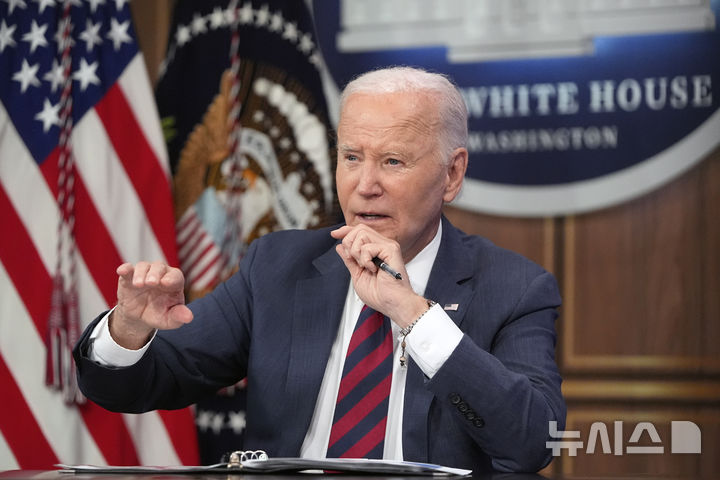 [워싱턴=AP/뉴시스]조 바이든 미국 대통령이 9일(현지시각) 백악관에서 열린 태풍 헐린 복구작업과 밀턴 대비 상황과 관련한 보고 회의에서 발언하고 있다. 2024.10.10.