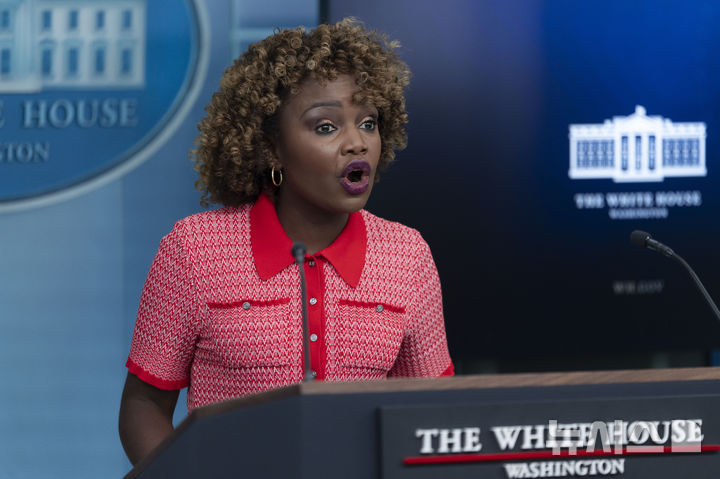 [워싱턴=AP/뉴시스]미국 백악관은 30일(현지시각) 조 바이든 대통령의 ‘쓰레기’ 발언이 논란이 되자 "도널드 트럼프 전 대통령의 지지자들을 쓰레기라고 부르지 않았다"고 해명에 나섰다. 사진은 커린 잔피에어 미국 백악관 대변인이 지난 9일 정례브리핑에서 취재진 질문에 답하고 있는 모습. 2024.10.31.