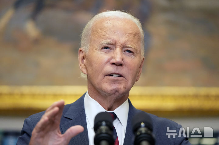 [워싱턴=AP/뉴시스] 조 바이든 미국 대통령이 지난 9일(현지시각) 백악관 루즈벨트룸에서 연설하는 모습. 2024.10.26.