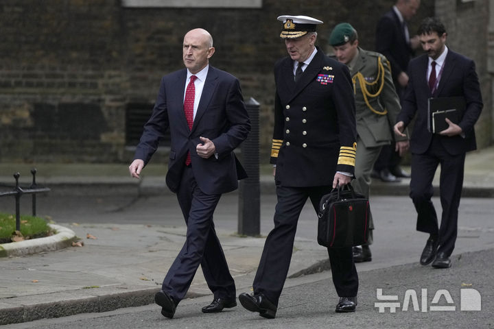 [런던=AP/뉴시스] 존 힐리 영국 국방장관이 지난 10일(현지시각) 영국 런던 다우닝가 10번지에 도착하는 모습. 힐리 장관은 22일 하원 연설에서 북한 전투 병력 수백 명이 러시아로 이동하기 시작했을 가능성이 높다고 밝혔다. 2024.10.23.