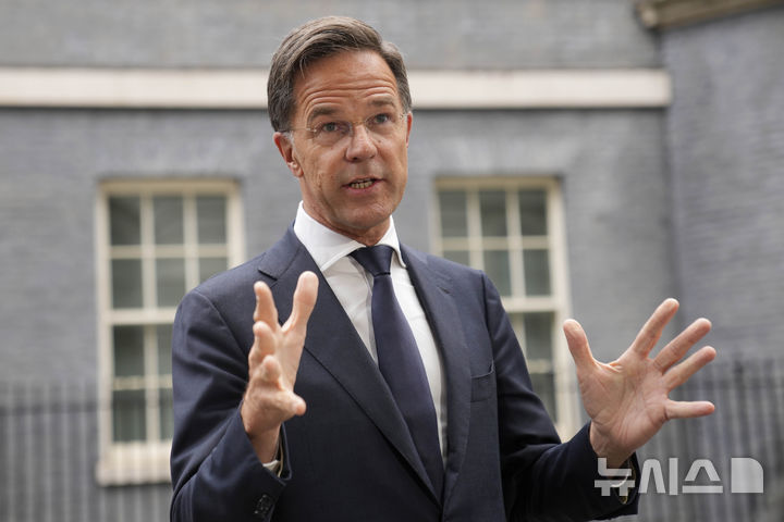 [런던=AP/뉴시스]마르크 뤼터 북대서양조약기구(NATO·나토) 사무총장은 18일(현지시각) 북한이 우크라이나를 침공하고 있는 러시아에 특수부대 파병을 결정했다는 국가정보원 발표에 대해 "현재로서는 북한 주민들이 전쟁에 참여하는 군인으로 활동 중이라는 보고를 확인할 수 없다는 게 우리의 공식 입장"이라고 밝혔다. 사진은 뤼터 사무총장이 지난 10일 키어 스타머 영국 총리와 볼로디미르 젤렌스키 우크라이나 대통령과 회담을 마친 뒤 영국 수도 런던 총리 집무실 앞에서 기자회견을 하고 있는 모습. 2024.10.18.