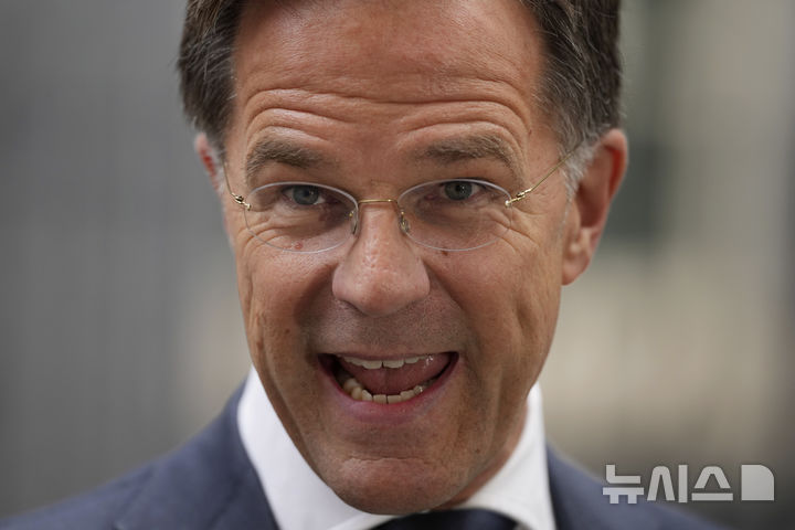 [런던=AP/뉴시스]마르크 뤼터 북대서양조약기구(NATO·나토) 사무총장은 미국 대통령 선거에서 누가 승리하든 협력하겠다는 입장을 밝혔다. 사진은 뤼터 사무총장이 지난달 10일(현지시각) 키어 스타머 영국 총리와 볼로디미르 젤렌스키 우크라이나 대통령과 회담을 마친 뒤 영국 수도 런던 총리 집무실 앞에서 기자회견을 하는 모습. 2024.11.05.