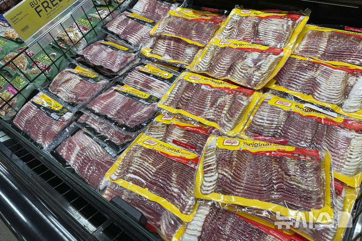 [AP/뉴시스] 오스카 마이어 칠면조고기 베이컨 포장상품이 미국 덴버 시내의 한 대형마트의 냉동 진열장에 전시된 모습. 2025.07.03. 