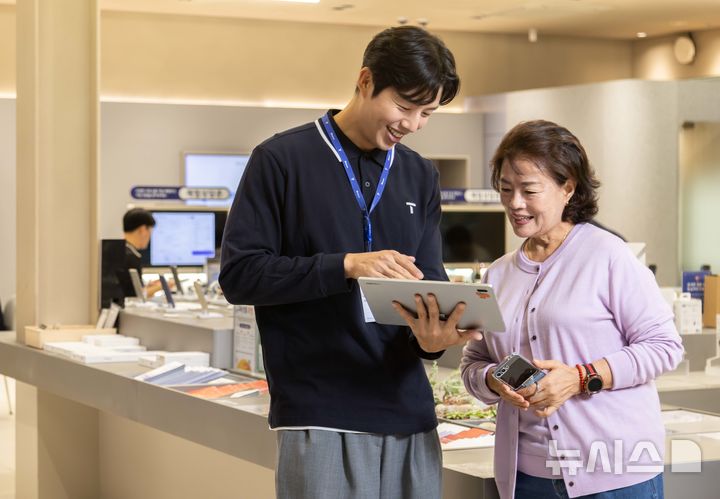 [서울=뉴시스]SK텔레콤은 전국 공식인증대리점에서 노년층 눈높이 맞춘 디지털 격차 해소 교육을 강화하고, 방문 고객에 사이버금융범죄보험 1년 무료 이용 기회를 제공하는 등 시니어 친화 서비스를 선보인다고 10일 밝혔다. (사진=SK텔레콤 제공)