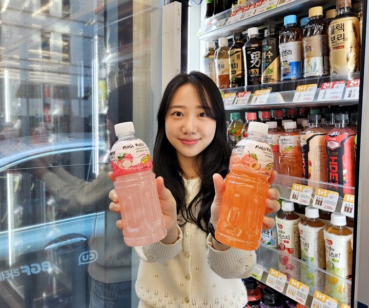 CU가 해외 직소싱을 통해 태국의 모구모구 주스 용량을 1.5배 늘린 '모구모구 주스 500㎖' 2종을 국내에 단독으로 출시한다고 10일 밝혔다. (사진=BGF리테일 제공) *재판매 및 DB 금지