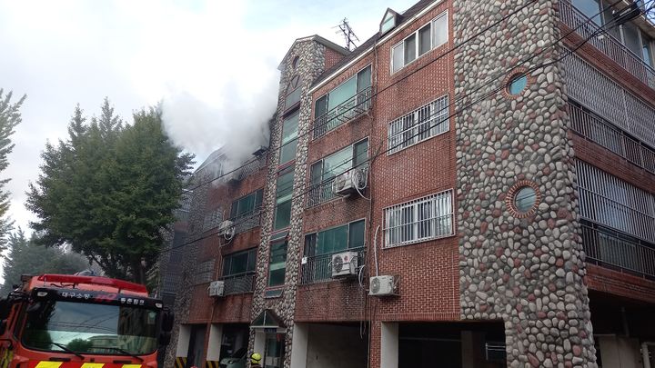 [대구=뉴시스] 9일 오후 2시33분께 대구 동구 방촌동의 한 4층짜리 빌라 4층에서 화재가 발생했다. (사진=대구소방안전본부 제공) 2024.10.10. photo@newsis.com *재판매 및 DB 금지