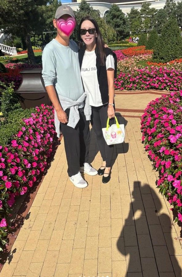 [서울=뉴시스] 김정은(오른쪽)과 남편의 모습. (사진=김정은 인스타그램 캡처) 2024.10.10. photo@newsis.com  *재판매 및 DB 금지