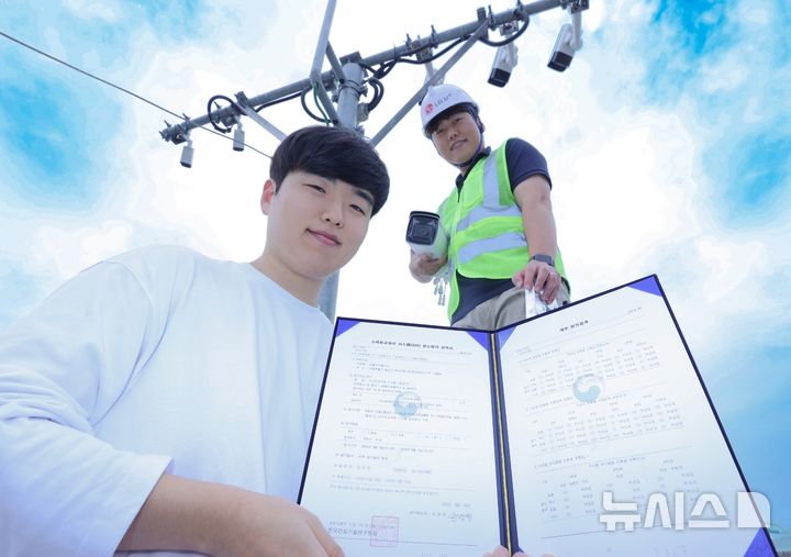 [서울=뉴시스]LG유플러스는 AI 기술을 적용해 개발한 'U+스마트교차로' 시스템이 정확도 99% 이상을 기록하며 국토교통부로부터 ‘최상급’ 평가를 받았다고 10일 밝혔다. 사진은 LG유플러스 직원들이 U+스마트교차로 시스템을 테스트하고 있는 모습. (사진=LG유플러스 제공)