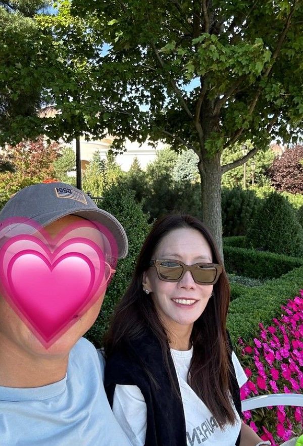 [서울=뉴시스] 김정은(오른쪽)과 남편의 모습. (사진=김정은 인스타그램 캡처) 2024.10.10. photo@newsis.com  *재판매 및 DB 금지