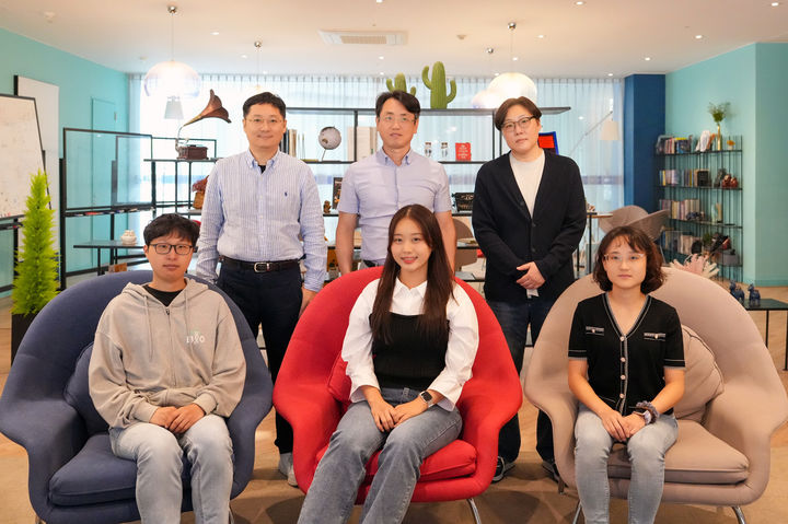 [울산=뉴시스] UNIST 연구진. 사진 윗줄 왼쪽부터 시계방향으로 박성호, 강세병, 김은희 교수, 여미래, 전희진, 전준표 연구원. *재판매 및 DB 금지