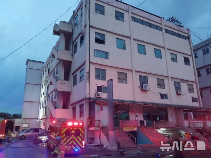 [인천=뉴시스] 인천 서구 가좌동 아파트형 공장 화재. (사진=인천소방본부 제공) 2024.10.10. photo@newsis.com