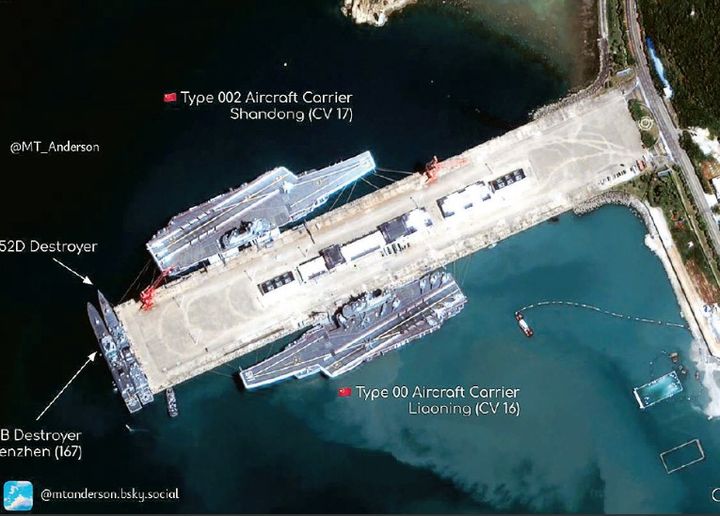 중국 하이난섬 싼야항에 산둥함(위)과 랴오닝함이 동시에 정박해 있는 것이 위성해 포착됐다고 홍콩 명보가 지난 10일 보도했다.(사진출처: ‘에어버스 디펜스 앤 스페이스’ 공개, 명보 캡처) 2024.10.14. *재판매 및 DB 금지