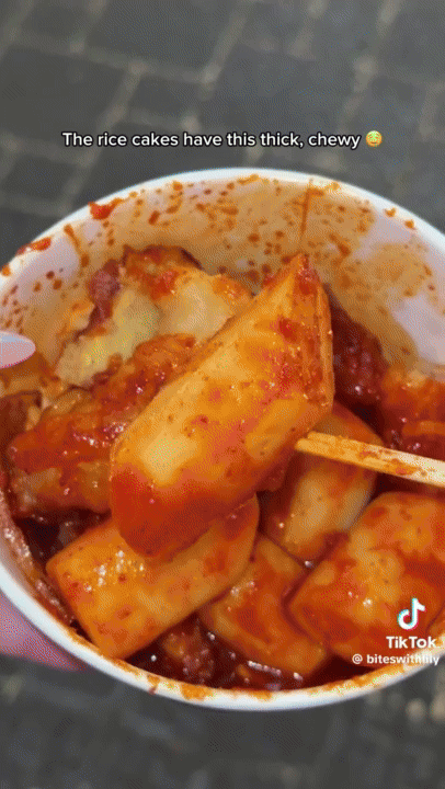 호주 출신 푸드·여행 크리에이터 릴리(26·Lily Huynh)가 지난 6일 자신의 틱톡 계정에 게시한 부산 지역 길거리 음식 영상. 릴리는 월드크리에이터페스티벌@부산 방문을 위해 최근 한국을 방문했다. (사진 : 틱톡 계정 biteswithlily 영상 갈무리) 2024.10.10 *재판매 및 DB 금지