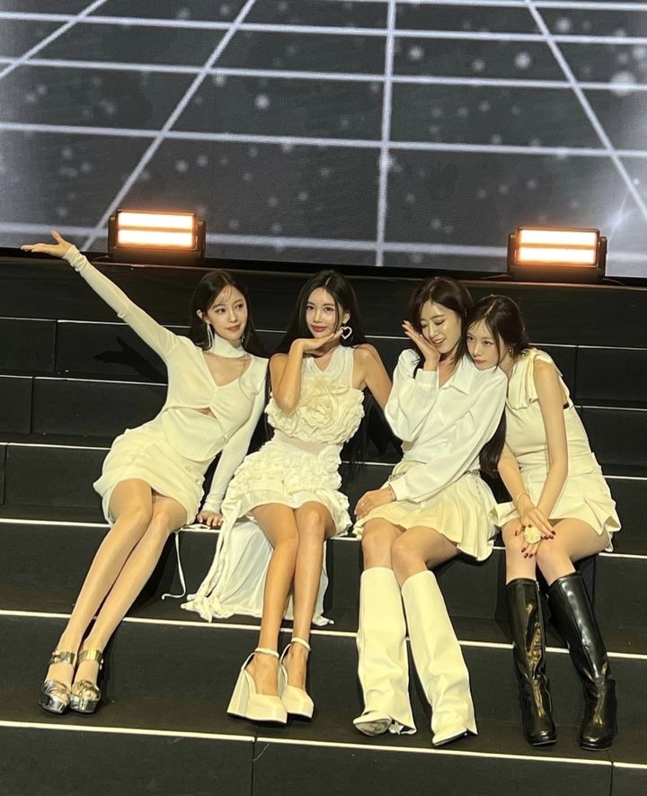 [서울=뉴시스] 그룹 '티아라' 큐리가 지난 7일 마카오에서 열린 '티아라 15주년 팬미팅'에서 지연, 함은정, 효민 등 티아라 다른 멤버들과 찍은 사진을 공개했다. (사진=큐리 인스타그램 캡처) 2024.10.10. photo@newsis.com *재판매 및 DB 금지