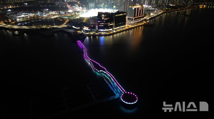 [시흥=뉴시스] 시흥시는 10일부터 관내 거북섬에 구축한 경관 브릿지를 가동한다.(사진=시흥시 제공). 2024.10.10. photo@newsis.com *재판매 및 DB 금지 