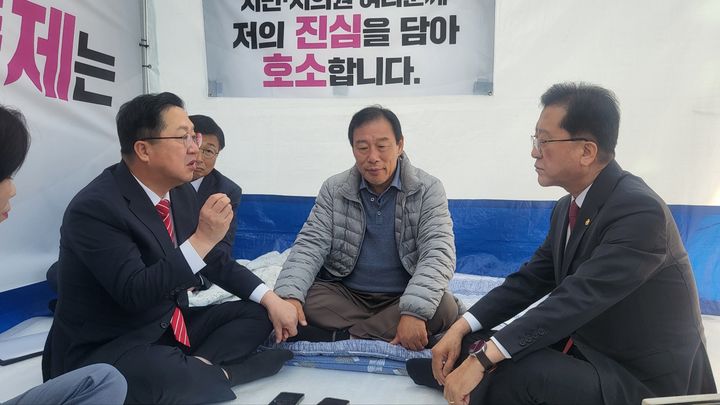 [뉴시스=세종](왼쪽) 이장우 대전시장, 최민호 세정시장, 조원휘 대전시의회 의장이 이야기를 하고 있다. 2024.10.10. ssong1007@newsis.com *재판매 및 DB 금지