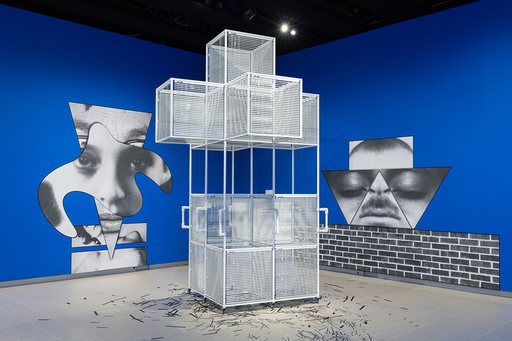 〈솔 르윗 동차動車 – 입방체 하나 빠진 입방체 위에 6 단위 입방체〉, 2018 배경: 〈이모저모 토템〉, 2013 《양혜규: 윤년》 전시전경 영국 런던 헤이워드 갤러리, 2024 사진: Mark Blower Courtesy of the artist and the Hayward Gallery 이미지 제공: 국제갤러리 *재판매 및 DB 금지