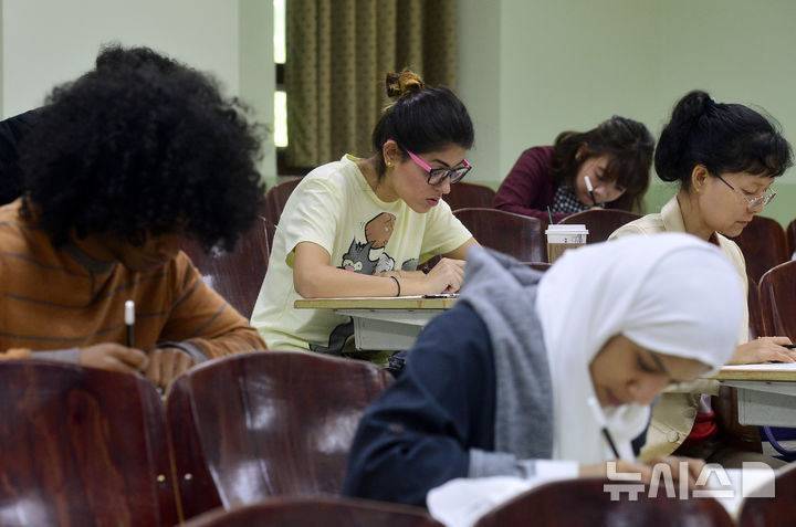 [서울=뉴시스] 지난 2013년 10월20일 서울 동대문구 경희대학교 청운관에서 외국인들이 한국어능력시험(TOPIK)을 치르고 있다. (사진=뉴시스DB). 2024.10.10. photo@newsis.com