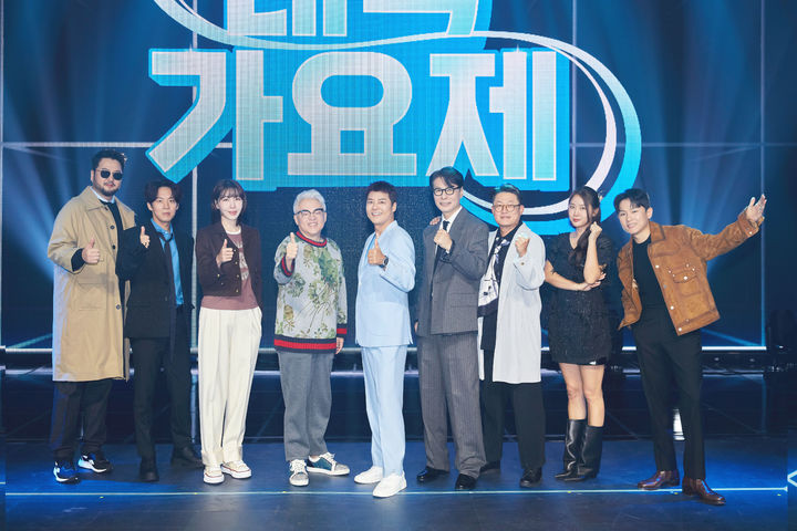[서울=뉴시스] 10일 온라인으로 진행된 'TV조선 대학가요제'에는 MC 전현무를 비롯해 심사위원 김형석, 김현철, 윤상, 하동균, 김태우, 김이나, 임한별, 소유가 참석했다. 제작진에선 김동준 CP, 김영석 PD, 박원우 작가가 자리했다. (사진=TV조선 제공) 2024.10.10 photo@newsis.com *재판매 및 DB 금지