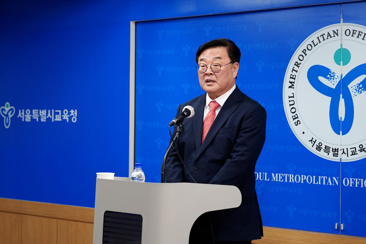 [서울=뉴시스] 양소리 기자 = 서울시교육감 보궐선거에 나선 보수 진영의 조전혁 후보는 14일 진보 진영 정근식 후보의 농지법 위반 의혹, 장남 탈세 의혹, 자녀 해외 유학 등을 꼬집었다. 사진은 지난 10일 서울시교육청에서 열린 기자 간담회에 참여한 조 후보의 모습. 2024.10.14.&nbsp;&nbsp;&nbsp; *재판매 및 DB 금지