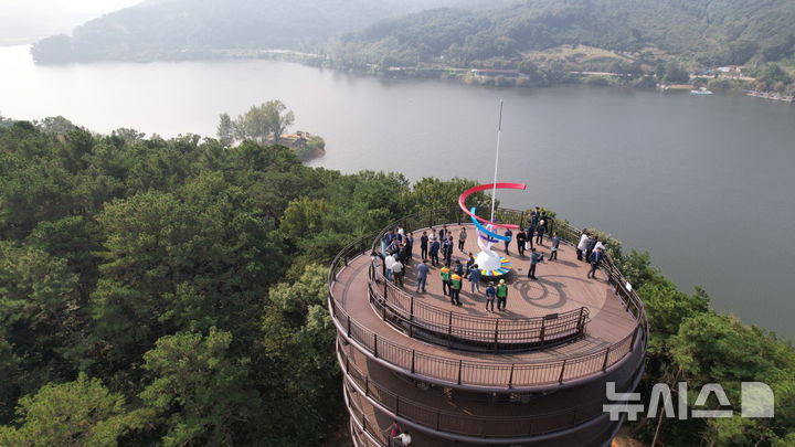 [안성=뉴시스] 금광호수 하늘전망대 모습 (사진 = 안성시 제공) 2024.10.10. photo@newsis.com 