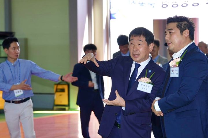 대화하는 이재영(왼쪽) 증평군수와 김태훈 성보테크 대표 *재판매 및 DB 금지