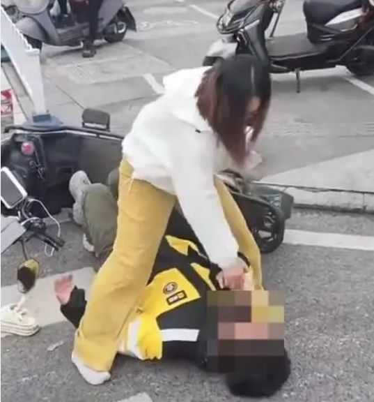 [서울=뉴시스]술에 취한 여성이 배달 기사의 머리를 밟고 폭행해 경찰에 연행됐다.(사진=BAIDU 갈무리) *재판매 및 DB 금지