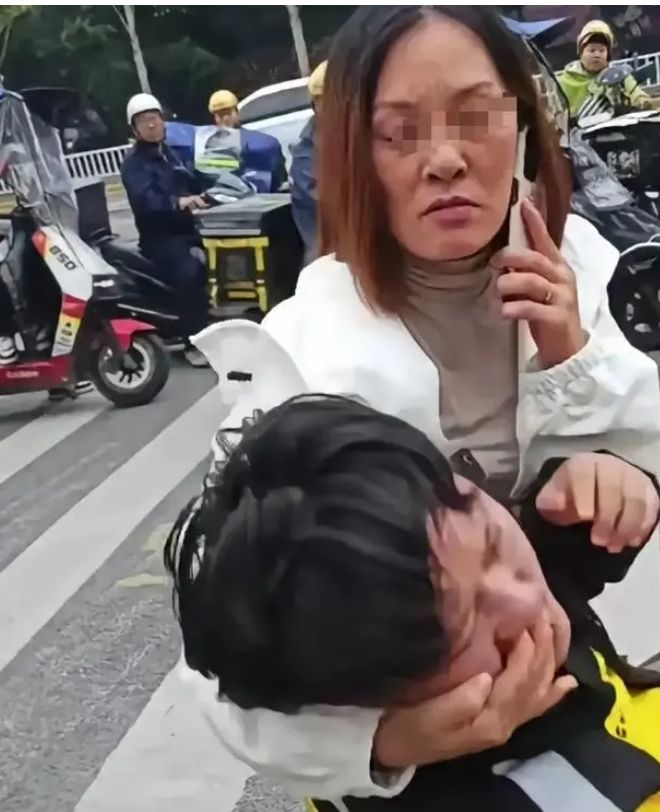 [서울=뉴시스]술에 취한 여성이 배달 기사의 머리를 밟고 폭행해 경찰에 연행됐다.(사진=BAIDU 갈무리) *재판매 및 DB 금지