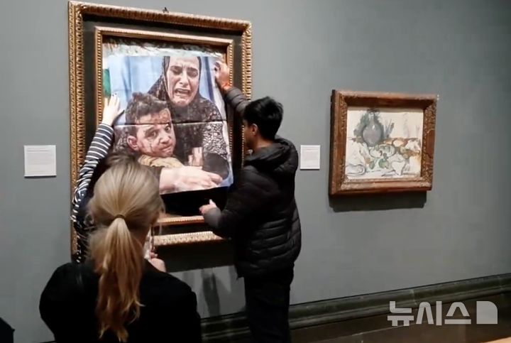 9일(현지시간) 영국에서 팔레스타인을 지지하는 단체가 스페인의 세계적인 화가 파블로 피카소(Pablo Picasso)의 그림 위에 가자지구에서 찍힌 사진을 부착하는 테러를 저질렀다. 출처 : @Youth Demand *재판매 및 DB 금지