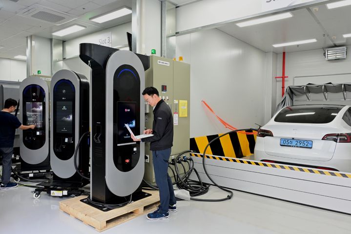 [평택=뉴시스]LG전자 실차 시험소에서 전기차 충전기를 실제 차량과 연결해 충전 중 발생하는 다양한 상황을 테스트하는 모습. (사진=LG전자 제공) 2024.10.10. photo@newsis.com *재판매 및 DB 금지