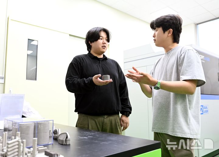 [창원=뉴시스]한국재료연구원 박하음(왼쪽) 연구원과 박정민 선임연구원. 박하음 연구원은 우주환경용 극저온 특수합금 3D프린팅 기술 연구 관련 논문 제1저자이고, 박정민 연구원은 연구개발책임자다.(사진=한국재료연구원 제공) 2024.10.10.