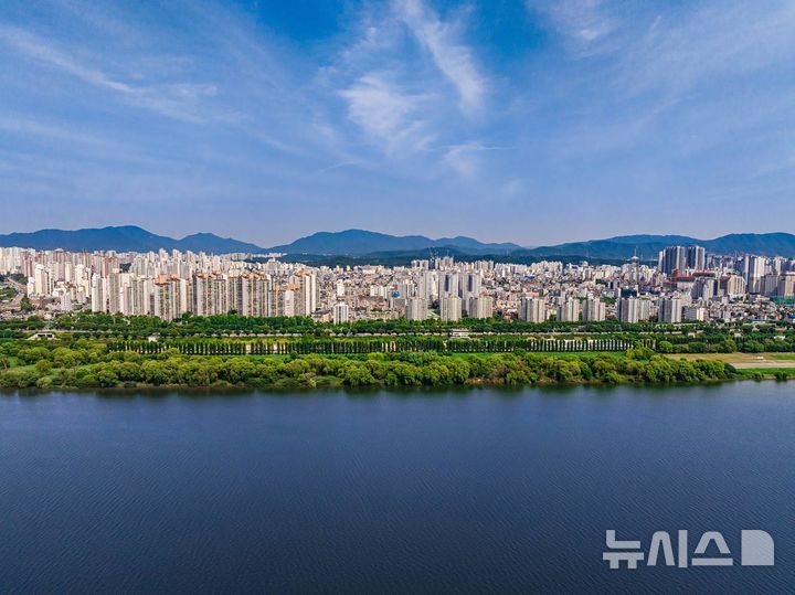 [서울=뉴시스]서울 한강변 암사동 선사현대아파트가 최고 39층 높이에 3238세대로 리모델링하는 사업을 본격 추진한다.(사진=강동구 제공). 2024.10.10. photo@newsis.com 