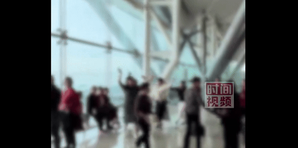 [서울=뉴시스] 중국 중년 여성들이 공항에서 음악을 크게 틀어놓고 광장 댄스를 추는 영상이 공개돼 논란이 일고 있다. (사진=京报网) *재판매 및 DB 금지