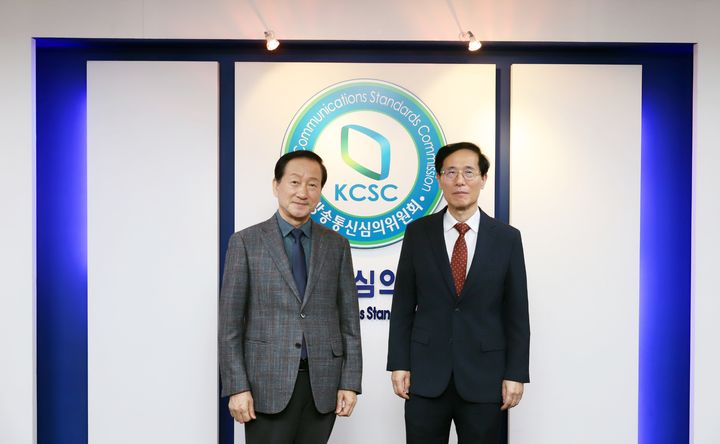 [서울=뉴시스] 류희림 방송통신심의위원회 위원장(왼쪽)과&nbsp; 국무총리소속 사행산업통합감독위원회 심오택 위원장이 10일 불법 도박사이트 근절 방안에 대해 논의한 뒤 기념 촬영을 했다. (사진=방송통신심의위원회 제공) 2024.10.10. photo@newsis.com *재판매 및 DB 금지