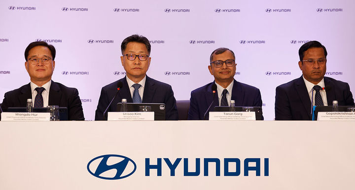 [서울=뉴시스] 지난 9일(현지시각) 기업공개(IPO) 일정에 대해 발표하는 현대차 인도법인 관계자들. 왼쪽부터 허왕도 현대차 인도법인 최고재무책임자(CFO), 김언수 현대차 인도아중동대권역장, 타룬 가르그 현대차 인도법인 최고운영책임자(COO), 고팔란크리슈난 CS 현대차 인도법인 최고제조책임자. (사진=현대차 인도법인 제공) 2024.10.11 photo@newsis.com *재판매 및 DB 금지