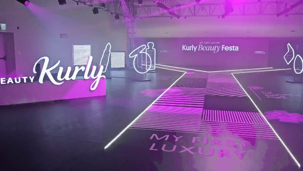 [서울=뉴시스] 이현주 기자=뷰티컬리의 첫 오프라인 행사인 '컬리뷰티페스타 2024'가 10일 오후 3시 서울 동대문디자인플라자(DDP) 아트홀에서 막을 올렸다. 행사장에 들어서면 런웨이 공간이 펼쳐지며 왼편에는 프레스티지관이, 오른편에는 이노베이션관이 이어진다. 2024.10.10. juicy@newsis.com *재판매 및 DB 금지