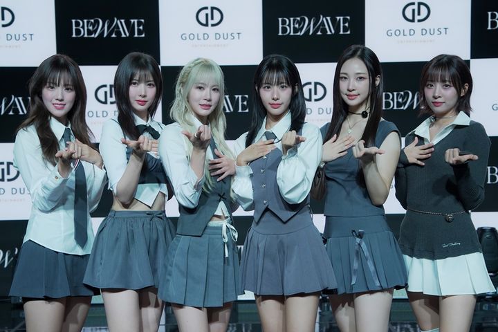 [서울=뉴시스] 비웨이브는 10일 서울 강남구 일지아트홀에서 열린 첫 번째 싱글 '비 유어 웨이브(Be your Wave)' 발매 기념 쇼케이스에서 포즈를 취하고 있다. (사진=골드더스트엔터테인먼트 제공) 2024.10.10 photo@newsis.com *재판매 및 DB 금지