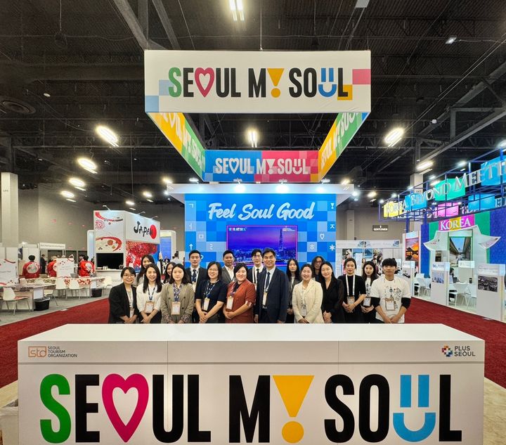 8~10일(현지시간) 미국 네바다주 라스베이거스에서 열리는 'IMEX'의 '서울 단독 홍보관' 앞에서 포즈를 취한 서울관광재단 등 '서울 마이스 얼라이언스' 관계자들 *재판매 및 DB 금지