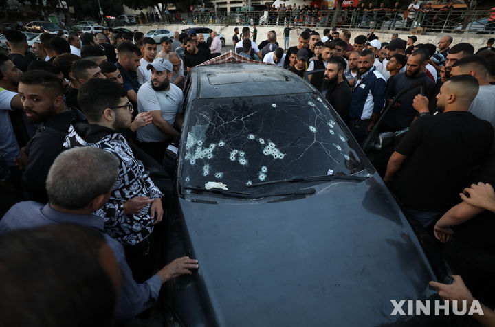 [나블루스=신화/뉴시스] 지난 10월 9일 요르단강 서안지구 나블루스에서 이스라엘군의 총격으로 사망한 팔레스타인인의 탑승 차량 주위에 사람들이 몰려 있다. 팔레스타인 보건부는 사복 차림의 이스라엘군 특수부대원들이 최소 4명의 팔레스타인인을 살해했다고 발표했다.  2024.11.13.